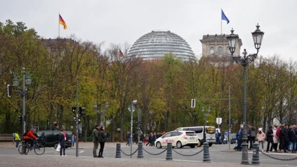 Toeristen en verkeer in de buurt van Duitse Rijksdaggebouw In Berlijn, Duitsland — Stockvideo