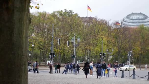 Turister och trafik nära tyska Riksdagshuset i Berlin, Tyskland — Stockvideo