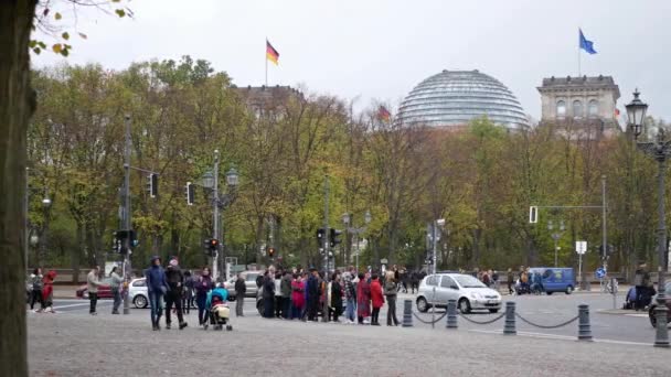 Τουρίστες και κυκλοφορίας κοντά στο γερμανικό Ράιχσταγκ, Βερολίνο, Γερμανία — Αρχείο Βίντεο