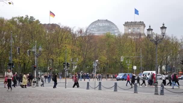 Τουρίστες και κυκλοφορίας κοντά στο γερμανικό Ράιχσταγκ, Βερολίνο, Γερμανία — Αρχείο Βίντεο