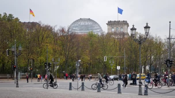 Skupina cyklistů budovou německého Reichstagu v Berlíně, Německo — Stock video
