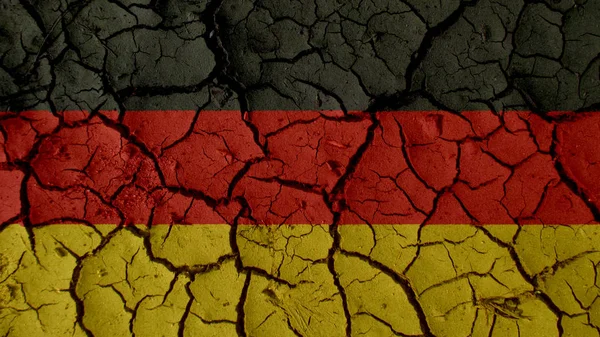 Политический кризис или экологическая концепция: трещины в грязи с флагом Германии — стоковое фото