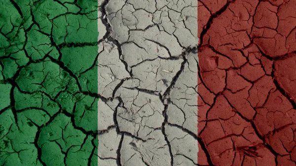 이탈리아 국기와 정치적인 위기 또는 환경 개념: 진흙 균열 — 스톡 사진
