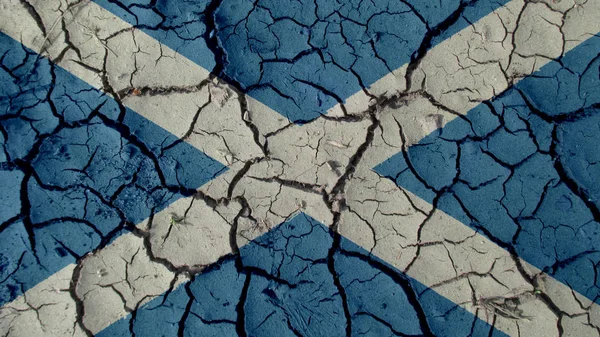 Политический кризис или экологическая концепция: грязевые трещины с флагом Шотландии — стоковое фото