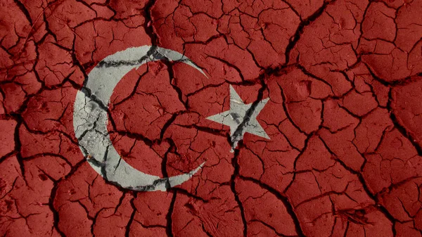 Crisis política o concepto ambiental: grietas de barro con bandera de Turquía —  Fotos de Stock