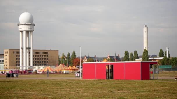 Ciclisti alla Radar Tower nel parco pubblico dell'ex aeroporto Tempelhof di Berlino — Video Stock