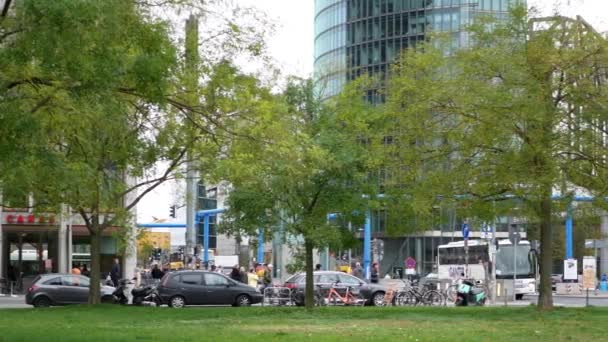 Panorera skott av trafik vid vägskäl på torget Potsdamer Platz i Berlin, Tyskland — Stockvideo