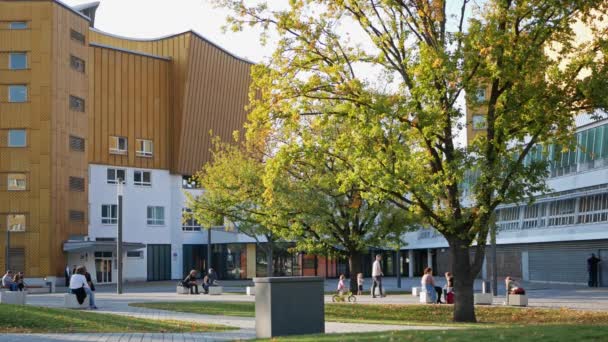 Mensen voor beroemde Berliner Philharmonie In Berlijn, Duitsland — Stockvideo