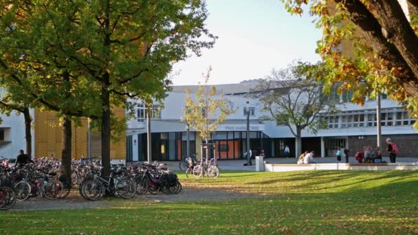 Mensen voor beroemde Berliner Philharmonie In Berlijn, Duitsland — Stockvideo