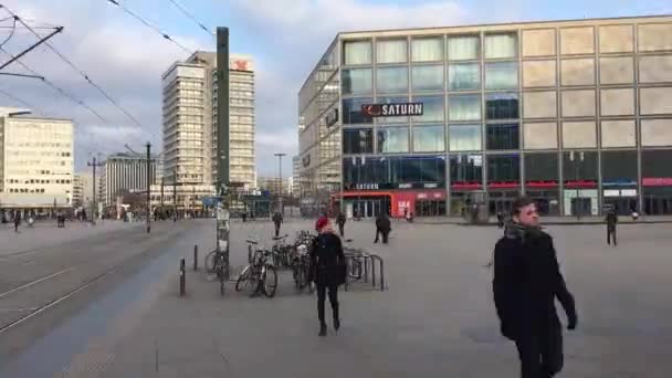 Tid förflutit promenad på berömda Alexanderplatz i Berlin, Tyskland — Stockvideo