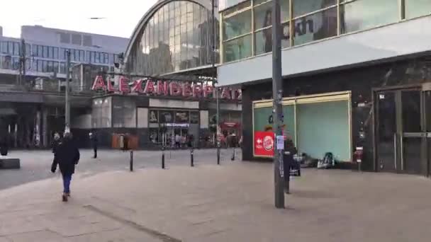 Проміжок часу ходьби в знаменитої площі Александерплац в Берліні, Німеччина — стокове відео