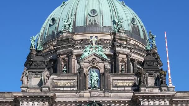 Pan Shot van de Berliner Dom, de Berliner Dom, In Berlijn, Duitsland — Stockvideo