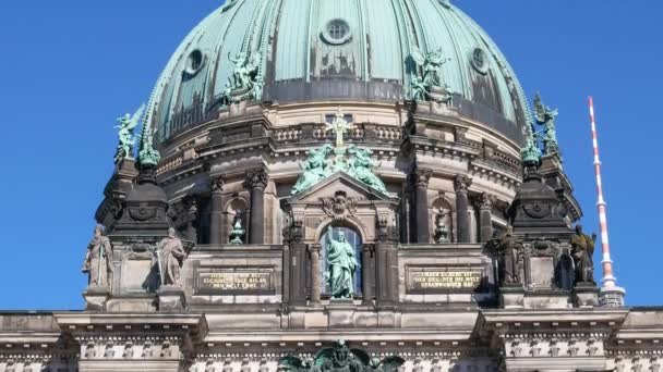 Pán lövés a Berliner Dom, Berlin Cathedral, Berlin, Németország — Stock videók