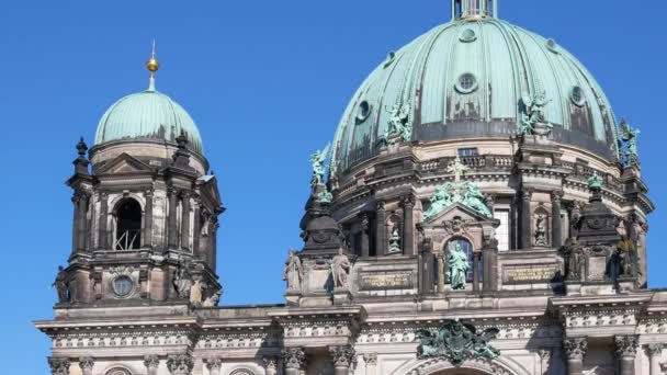 Pan Shot of The Berliner Dom, Catedral de Berlim, Em Berlim, Alemanha — Vídeo de Stock