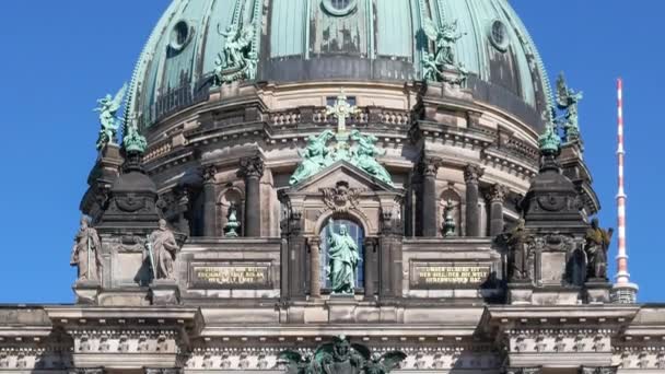Panorera skott av Berliner Dom, Berlins katedral, i Berlin, Tyskland — Stockvideo