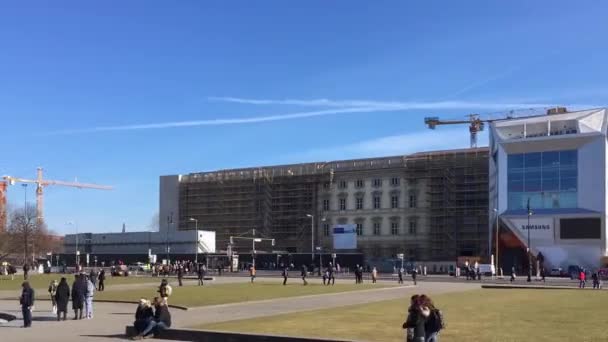 Time Lapse Pan Shot of Lustgarten With Berliner Dom в Берлине, Германия — стоковое видео