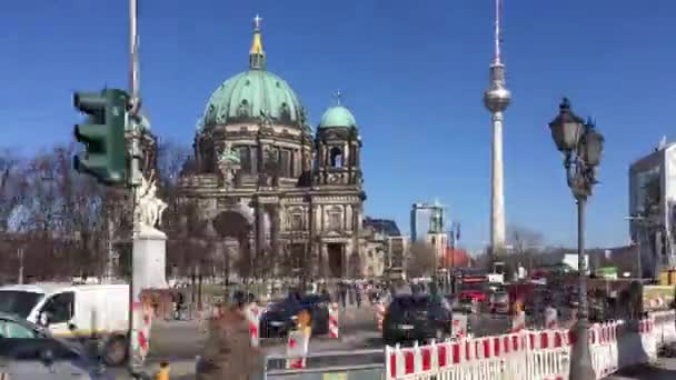 Časosběrné Pan záběr z provozu na Berliner Dom v Berlíně, Německo — Stock video