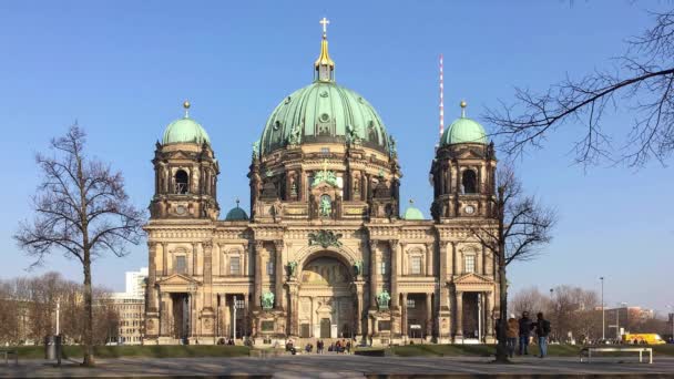 Time Lapse: Turistas en Berliner Dom en la Isla de los Museos en Berlín — Vídeo de stock