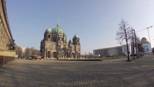 Zeitraffer: Touristen am berliner dom auf der Museumsinsel in Berlin — Stockvideo