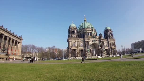 Time Lapse: Tourrists At Berliner Dom On Museum Island in Berlin — стоковое видео