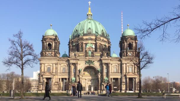 Turistler, Berliner Dom, Berlin Katedrali, Müzeler Adası, Berlin, Almanya — Stok video