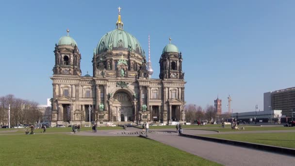 Turistas em Berliner Dom, Catedral de Berlim, Ilha dos Museus em Berlim, Alemanha — Vídeo de Stock