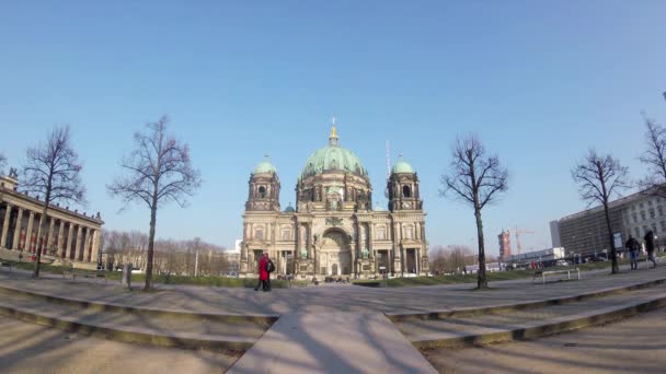 Turisté v Berliner Dom, Berlínské katedrály, na muzejní ostrov v Berlíně, Německo — Stock video