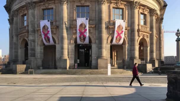 Time Lapse: Turistas no Bode Museum em Berlim, Alemanha — Vídeo de Stock