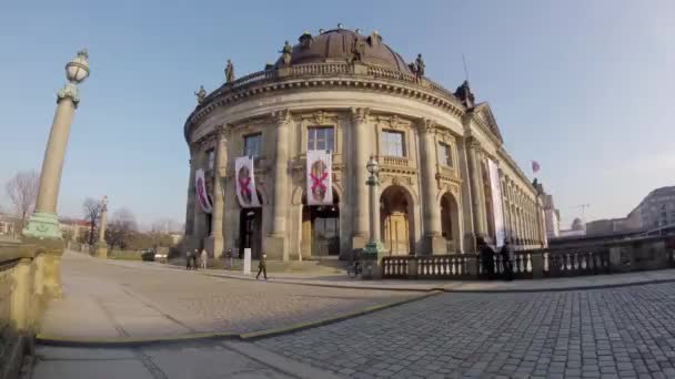 Zoom upływ czasu: Turystów w Bode Museum w Berlinie, Niemcy — Wideo stockowe