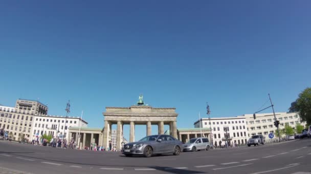 Balık-gözü: Turist ve Brandenburger Tor Berlin'de trafik — Stok video