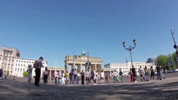Fish-Eye Zoom: Туристы и движение в Бранденбургер Тор в Берлине — стоковое видео