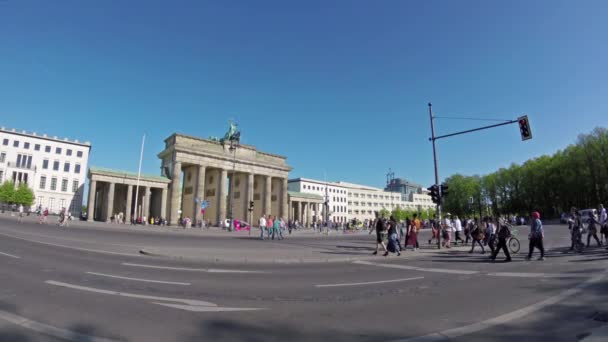 Berlin Tyskland April 2018 Fish Eye Turister Och Trafik Brandenburger — Stockvideo