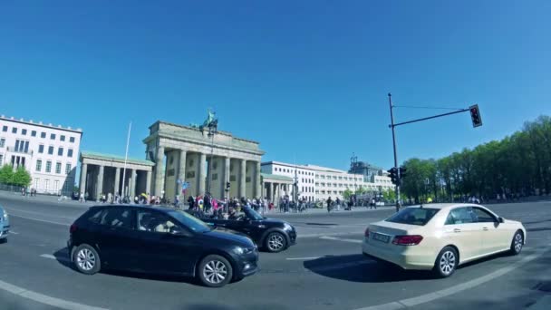 Риб'ячий очей проміжок часу: Туристам і трафіку в Brandenburger Tor в Берліні — стокове відео