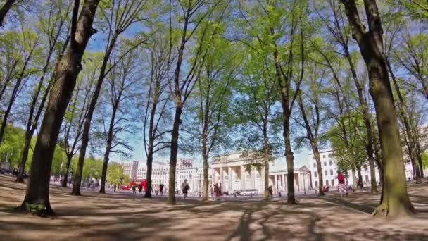 Риб'ячий очей проміжок часу: Туристам і трафіку в Brandenburger Tor в Берліні — стокове відео