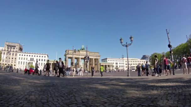 Fish-Eye Time Lapse: Turistas y tráfico en Brandenburger Tor en Berlín — Vídeo de stock