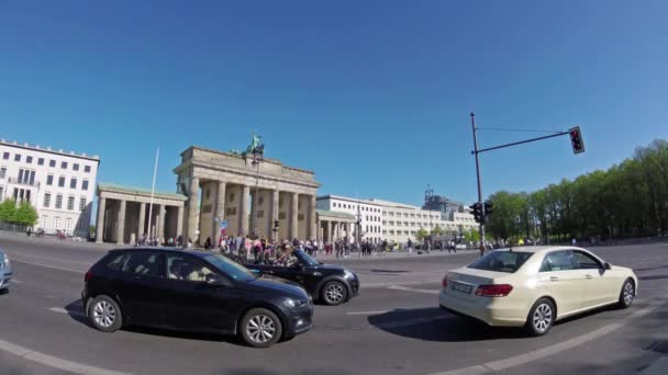 Balık-gözü zaman atlamalı: Turist ve Brandenburger Tor Berlin'de trafik — Stok video