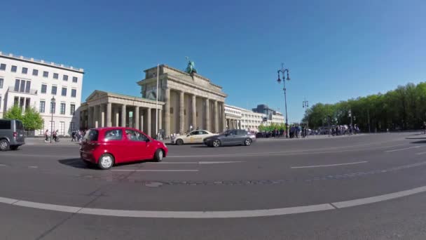 Fish-Eye Time Lapse: Turistas y tráfico en Brandenburger Tor en Berlín — Vídeos de Stock