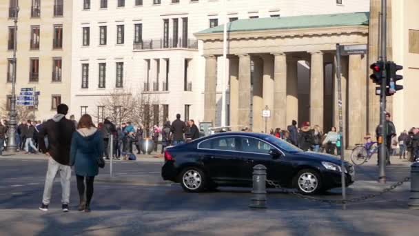 Pan Shot of Traffic At Brandenburger Tor, Brandenburg Gate, Берлин, Германия — стоковое видео