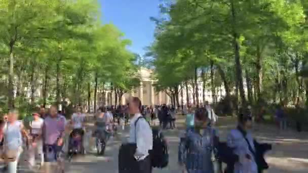 Проміжок часу ходити: Туристів в Brandenburger Tor в Берліні, Німеччина — стокове відео