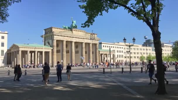 Brandenburger Tor, Berlin, Almanya, yürümek — Stok video