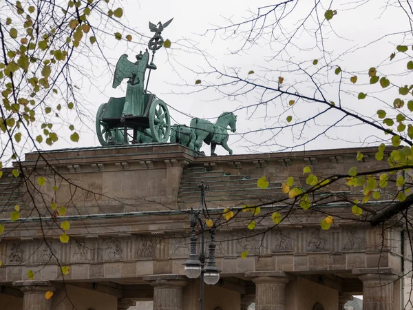 德国柏林秋叶后面的勃兰登堡门四轮 — 图库照片