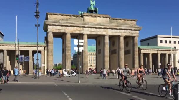 Trafikljus promenad vid Brandenburger Tor i Berlin, Tyskland — Stockvideo