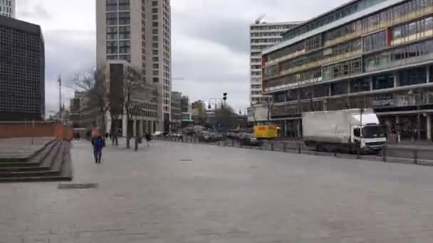 Idő telik sétára Breitscheidplatz a Zoologischer Garten állomás Berlinben — Stock videók