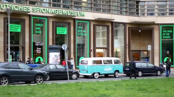 Panorera skott av Deutsches Spionagemuseum, tyska Spy Museum, i Berlin, Tyskland — Stockvideo