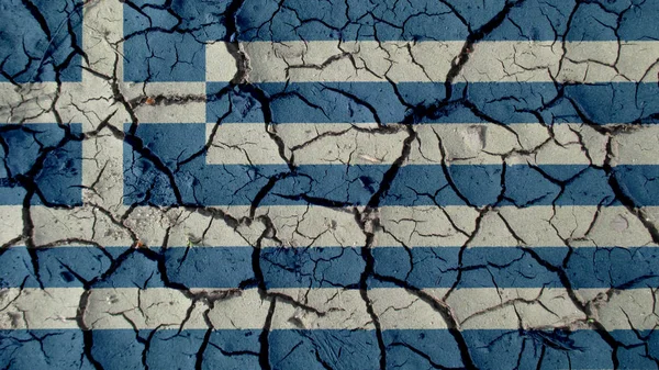 Crisi politica o concetto ambientale: crepe di fango con la bandiera greca — Foto Stock