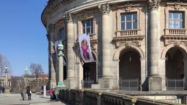 在德国柏林博物馆岛的博德博物馆前的游客 — 图库视频影像