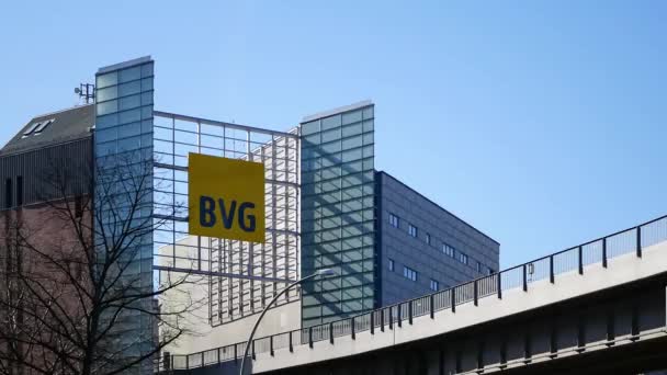 Edificio de administración de BVG con logotipo y tren de BVG — Vídeos de Stock
