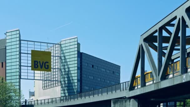 Administracja budynku Bvg z Bvg Logo i kolejowego — Wideo stockowe