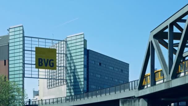 Edificio de administración de BVG con logotipo y tren de BVG, Zoom — Vídeo de stock