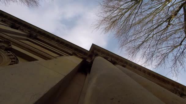 Time-lapse: Kolommen en bomen tegen een zonnige bewolkte hemel met snel bewegende wolken — Stockvideo